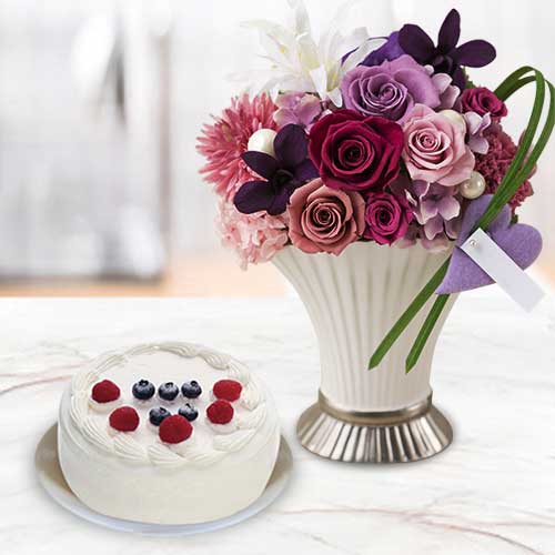 Bunch of Roses with Gateaux-Dried Flowers Send With Cake