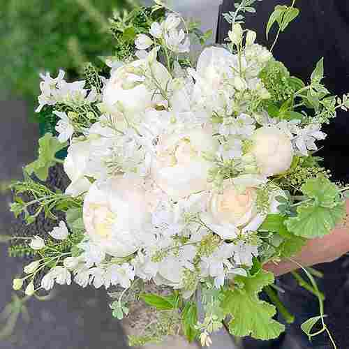 White Floral Bouquets-Wedding Anniversary Gift Order
